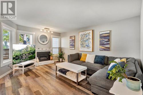 2125 Burtch Road Unit# 109, Kelowna, BC - Indoor Photo Showing Living Room With Fireplace