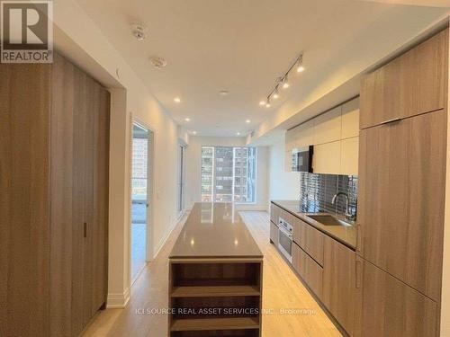 521 - 21 Park Street E, Mississauga, ON - Indoor Photo Showing Kitchen