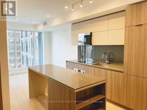 521 - 21 Park Street E, Mississauga, ON - Indoor Photo Showing Kitchen