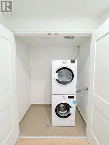 521 - 21 Park Street E, Mississauga, ON - Indoor Photo Showing Laundry Room