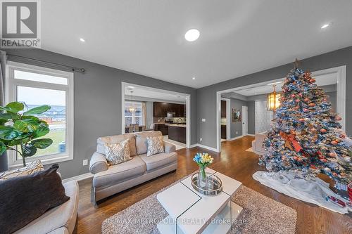 118 Lorne Thomas Place, New Tecumseth, ON - Indoor Photo Showing Living Room