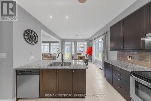 118 Lorne Thomas Place, New Tecumseth, ON - Indoor Photo Showing Kitchen With Double Sink With Upgraded Kitchen