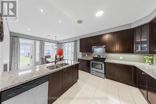 118 Lorne Thomas Place, New Tecumseth, ON - Indoor Photo Showing Kitchen With Double Sink With Upgraded Kitchen