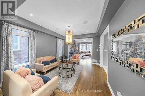 118 Lorne Thomas Place, New Tecumseth, ON - Indoor Photo Showing Living Room