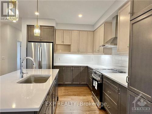 23 Kinver Private, Ottawa, ON - Indoor Photo Showing Kitchen With Upgraded Kitchen