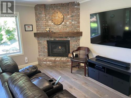 2330 Butt Road Unit# 329, West Kelowna, BC - Indoor Photo Showing Living Room With Fireplace