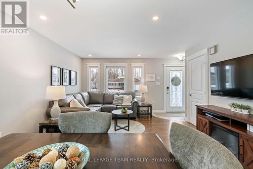 33 Christie Lane, North Dundas, ON - Indoor Photo Showing Living Room