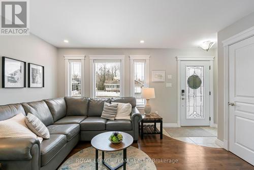 33 Christie Lane, North Dundas, ON - Indoor Photo Showing Living Room