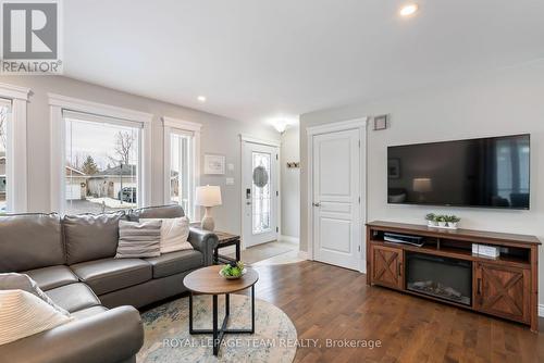 33 Christie Lane, North Dundas, ON - Indoor Photo Showing Living Room