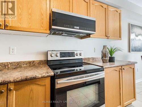 4 Longueuil Place, Whitby, ON - Indoor Photo Showing Kitchen