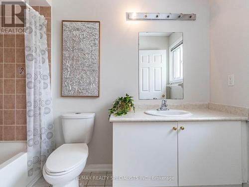 4 Longueuil Place, Whitby, ON - Indoor Photo Showing Bathroom