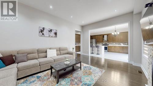 218 Bonnieglen Farm Boulevard, Caledon, ON - Indoor Photo Showing Living Room