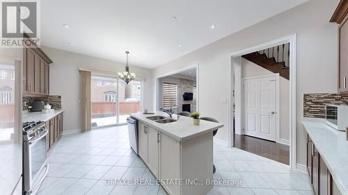 218 Bonnieglen Farm Boulevard, Caledon, ON - Indoor Photo Showing Kitchen With Double Sink With Upgraded Kitchen