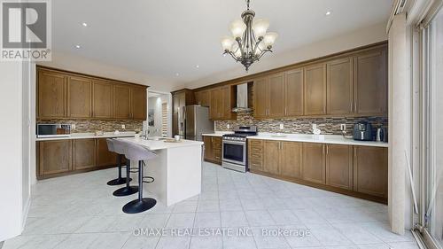 218 Bonnieglen Farm Boulevard, Caledon, ON - Indoor Photo Showing Kitchen With Upgraded Kitchen