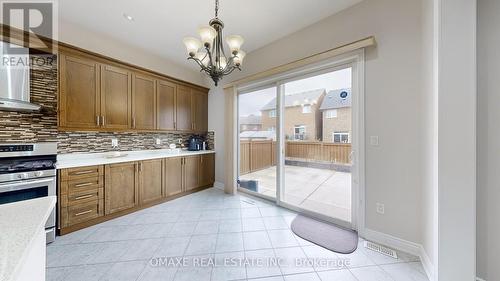 218 Bonnieglen Farm Boulevard, Caledon, ON - Indoor Photo Showing Kitchen