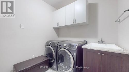 218 Bonnieglen Farm Boulevard, Caledon, ON - Indoor Photo Showing Laundry Room