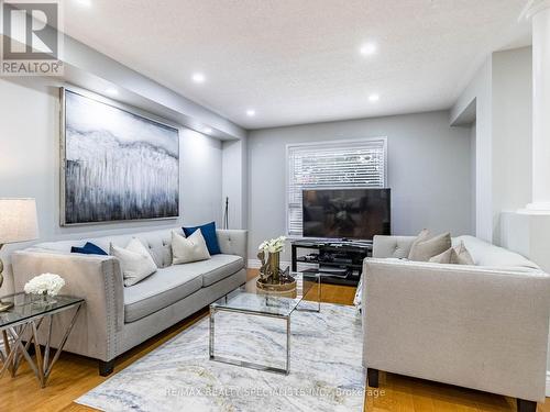 109 Woodhaven Drive, Brampton, ON - Indoor Photo Showing Living Room