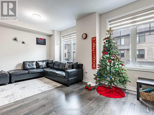 5 Folcroft Street, Brampton, ON - Indoor Photo Showing Living Room