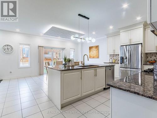 14 Canary Close, Brampton, ON - Indoor Photo Showing Kitchen With Upgraded Kitchen