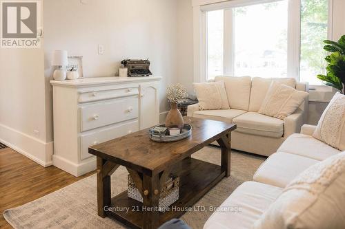 241 First Avenue, Welland (767 - N. Welland), ON - Indoor Photo Showing Living Room