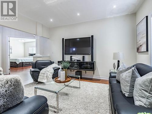 18 Yarmouth Street, Brampton, ON - Indoor Photo Showing Living Room