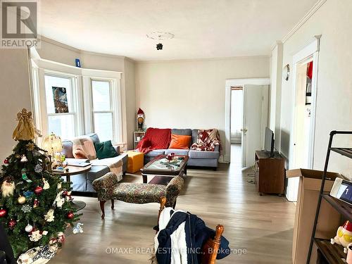 6366 Barker Street, Niagara Falls, ON - Indoor Photo Showing Living Room