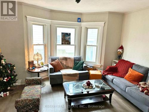 6366 Barker Street, Niagara Falls, ON - Indoor Photo Showing Living Room