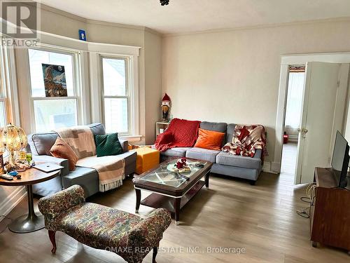 6366 Barker Street, Niagara Falls, ON - Indoor Photo Showing Living Room