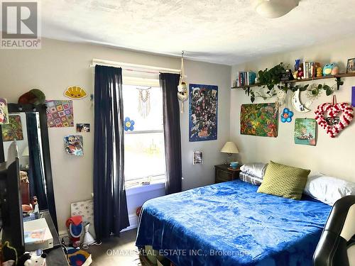 6366 Barker Street, Niagara Falls, ON - Indoor Photo Showing Bedroom