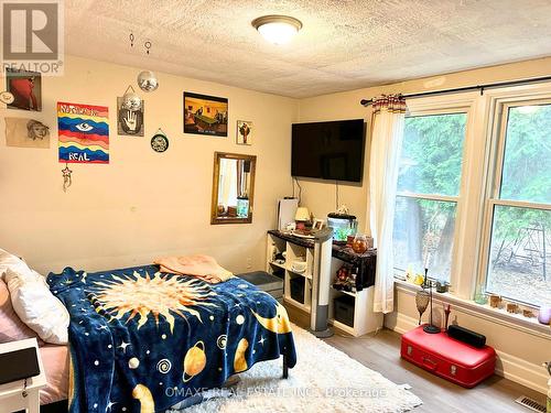 6366 Barker Street, Niagara Falls, ON - Indoor Photo Showing Bedroom