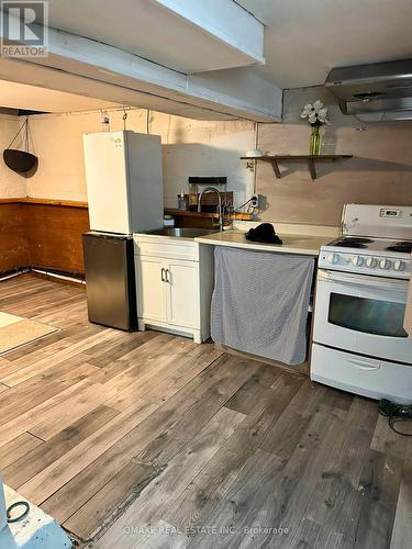 6366 Barker Street, Niagara Falls, ON - Indoor Photo Showing Kitchen