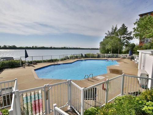 Piscine - 2B-8480 Rue St-Charles, Brossard, QC - Outdoor