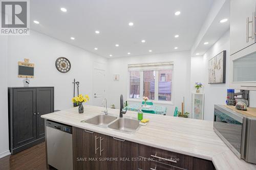 10 Banas Way, Brampton, ON - Indoor Photo Showing Kitchen With Double Sink With Upgraded Kitchen