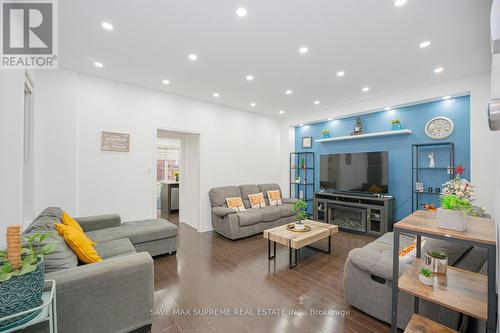 10 Banas Way, Brampton, ON - Indoor Photo Showing Living Room