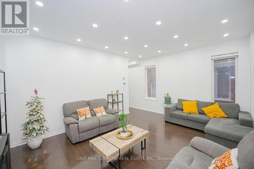 10 Banas Way, Brampton, ON - Indoor Photo Showing Living Room