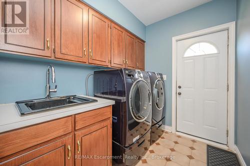 7102 Burbank Crescent, Niagara Falls (212 - Morrison), ON - Indoor Photo Showing Laundry Room