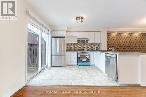 454 Collis Court, Milton, ON - Indoor Photo Showing Kitchen With Upgraded Kitchen