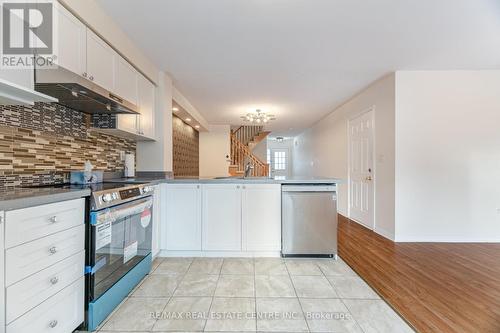 454 Collis Court, Milton, ON - Indoor Photo Showing Kitchen With Upgraded Kitchen