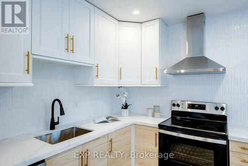 6133 Collins Drive, Niagara Falls (217 - Arad/Fallsview), ON - Indoor Photo Showing Kitchen With Upgraded Kitchen