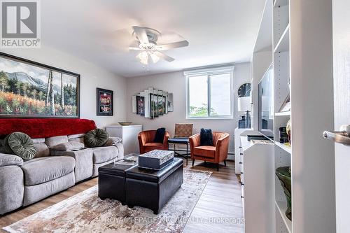 504 - 264 Grantham Avenue, St. Catharines (444 - Carlton/Bunting), ON - Indoor Photo Showing Living Room