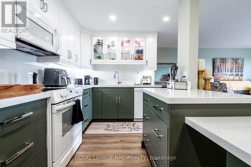 504 - 264 Grantham Avenue, St. Catharines (444 - Carlton/Bunting), ON - Indoor Photo Showing Kitchen