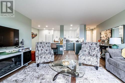 504 - 264 Grantham Avenue, St. Catharines (444 - Carlton/Bunting), ON - Indoor Photo Showing Living Room