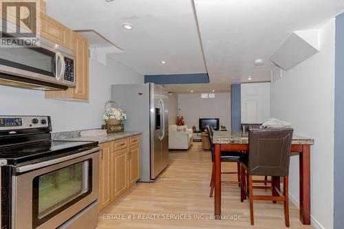 61 Oblate Crescent, Brampton, ON - Indoor Photo Showing Kitchen