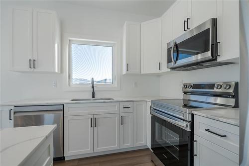 6 Cardinal Way, Landmark, MB - Indoor Photo Showing Kitchen