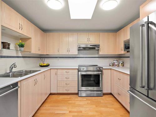 5B-9851 Second St, Sidney, BC - Indoor Photo Showing Kitchen With Double Sink