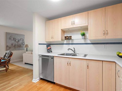 5B-9851 Second St, Sidney, BC - Indoor Photo Showing Kitchen With Double Sink