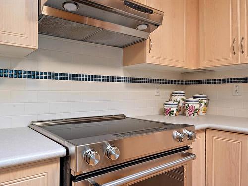 5B-9851 Second St, Sidney, BC - Indoor Photo Showing Kitchen