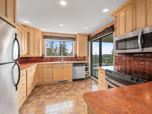 3-687 Castle Crag Cres, Courtenay, BC - Indoor Photo Showing Kitchen