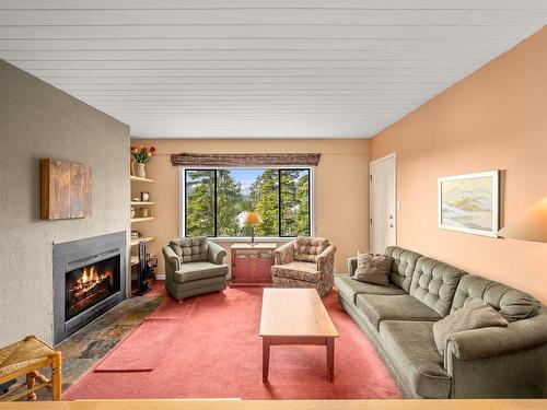 3-687 Castle Crag Cres, Courtenay, BC - Indoor Photo Showing Living Room With Fireplace