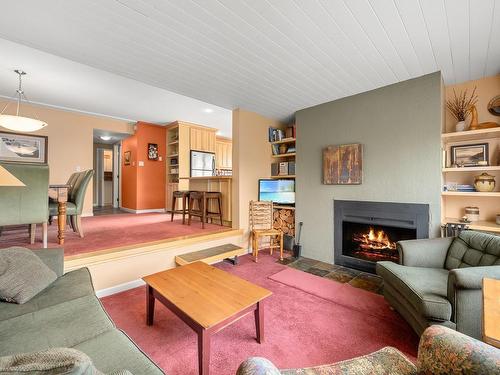 3-687 Castle Crag Cres, Courtenay, BC - Indoor Photo Showing Living Room With Fireplace